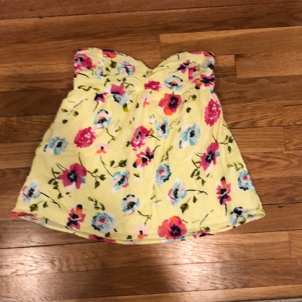 Abercrombie & F Strapless top! Perfect for spring